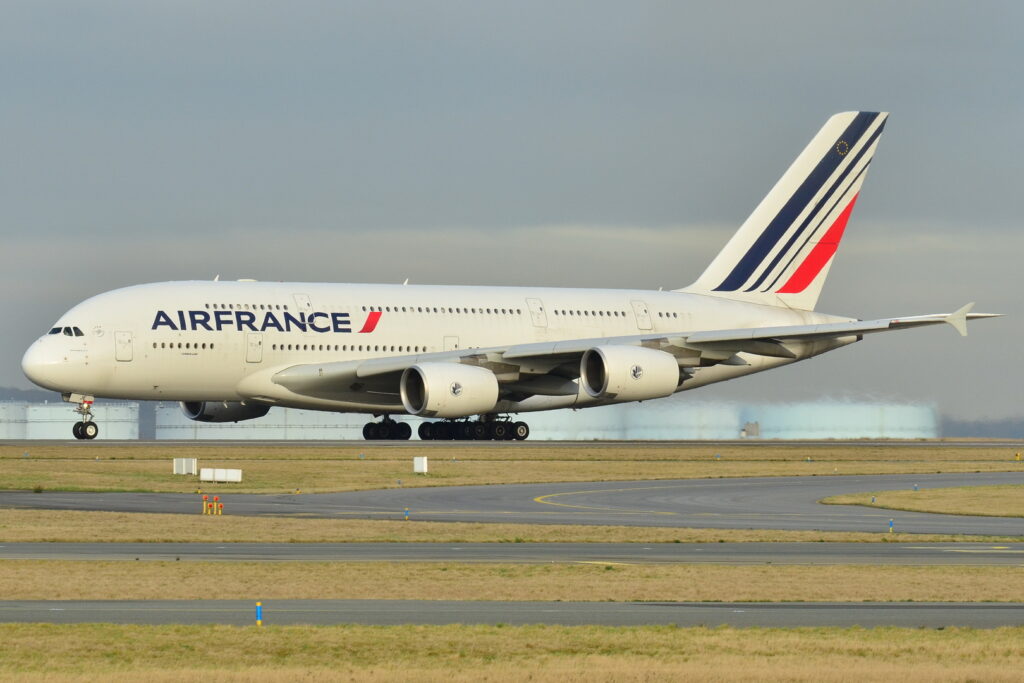 Avión Airbus A380 de la aerolínea Air France rodando en pista durante maniobras de vuelo.