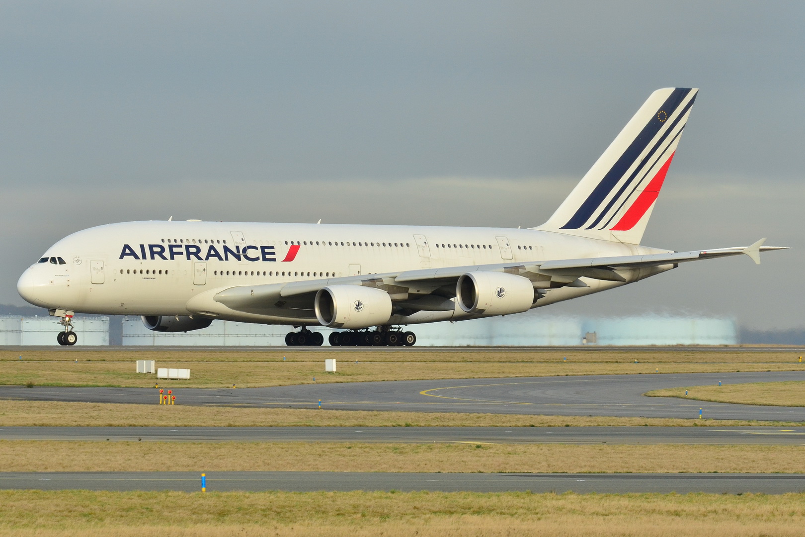 Avión Airbus A380 de la aerolínea Air France rodando en pista durante maniobras de vuelo.