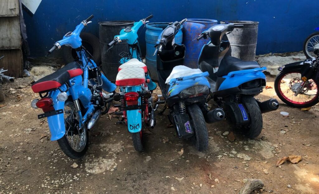 Cuatro motocicletas incautadas por la Policía Nacional durante un operativo contra carreras clandestinas en La Romana.