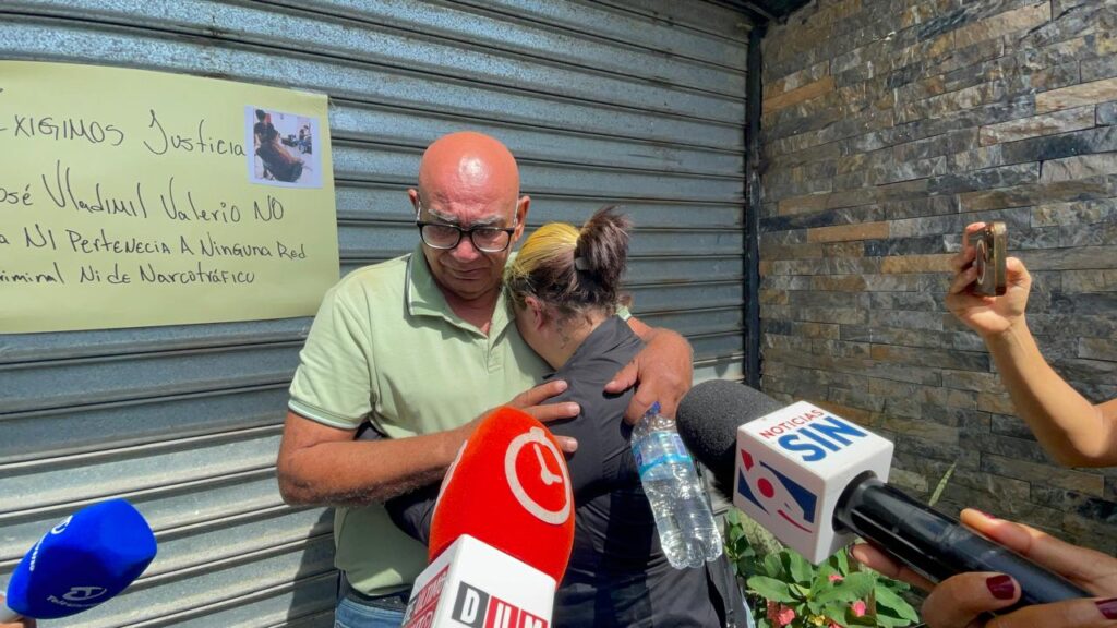 Familiares de José Vladimir Valerio Estévez lloran y exigen justicia tras su muerte durante un operativo policial en Santiago, República Dominicana.