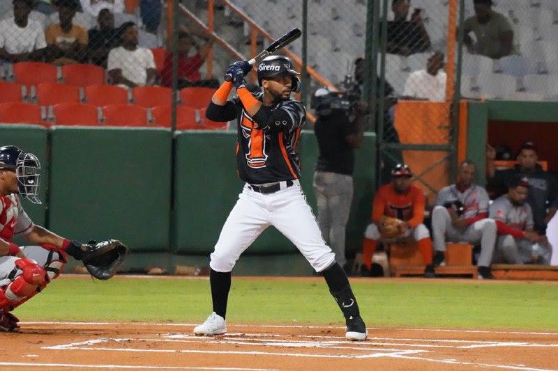 Gilberto Celestino en turno al bate con el uniforme de los Toros del Este