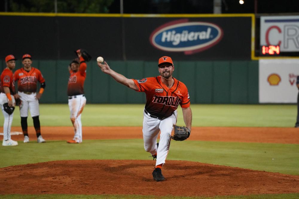 El lanzador Tanner Kiest de los Toros del Este realiza un pitcheo durante un partido de la Liga de Béisbol Profesional de República Dominicana (LIDOM).