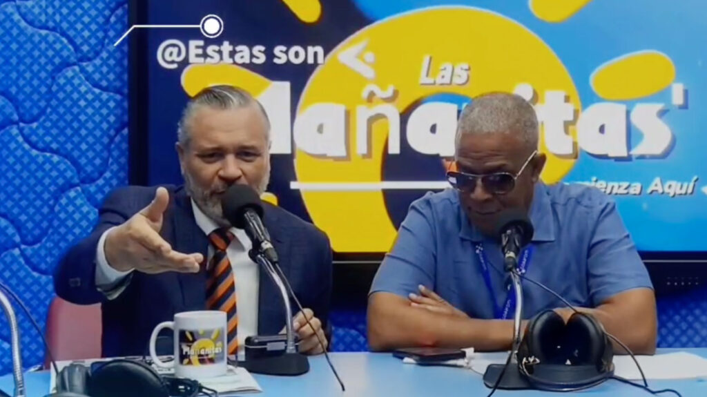 El ingeniero Dolores Núñez, director de COAAROM, ofrece declaraciones en el programa Estas Son Las Mañanitas junto a Edgar Marrero, sobre la polémica por el camión que vertió agua sucia de imbornales en La Romana.