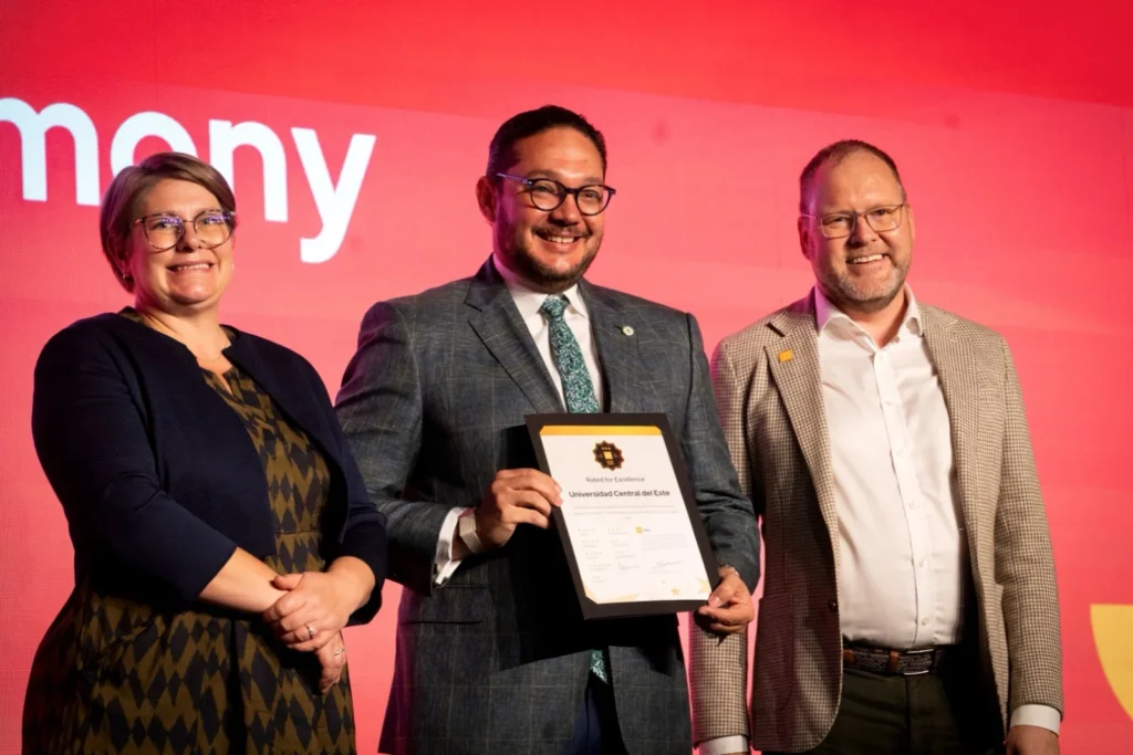 El rector de la Universidad Central del Este recibe la certificación QS Stars por excelencia académica y buen gobierno.