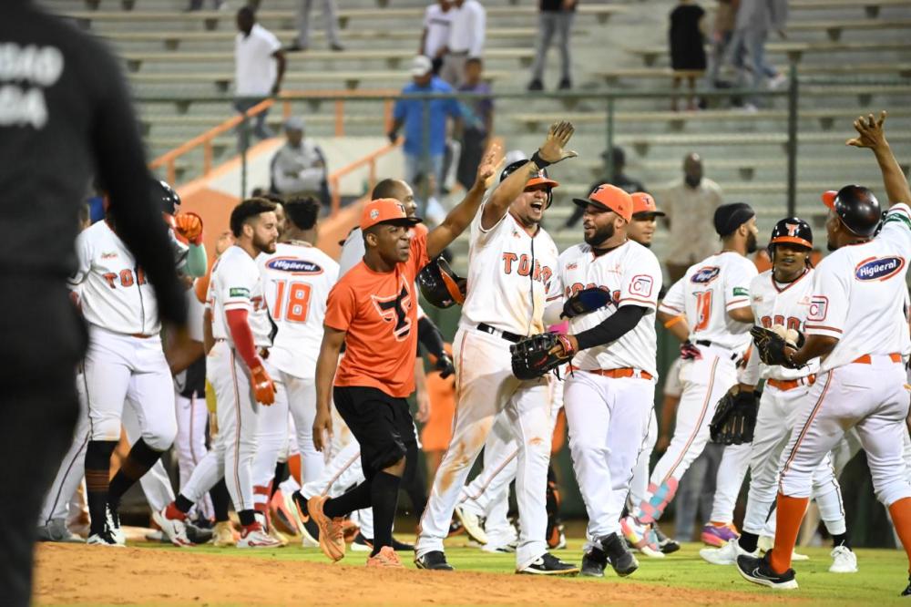 Toros del Este celebran en el terreno tras dejar en el terreno al Licey.