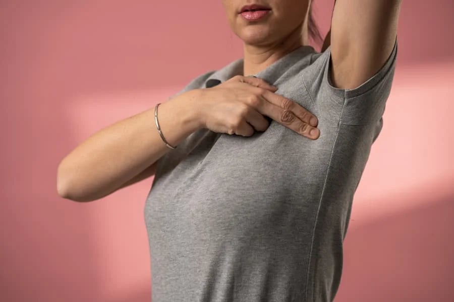 Cáncer de mama inflamatorio avanza sin bulto y cambia rápido la piel