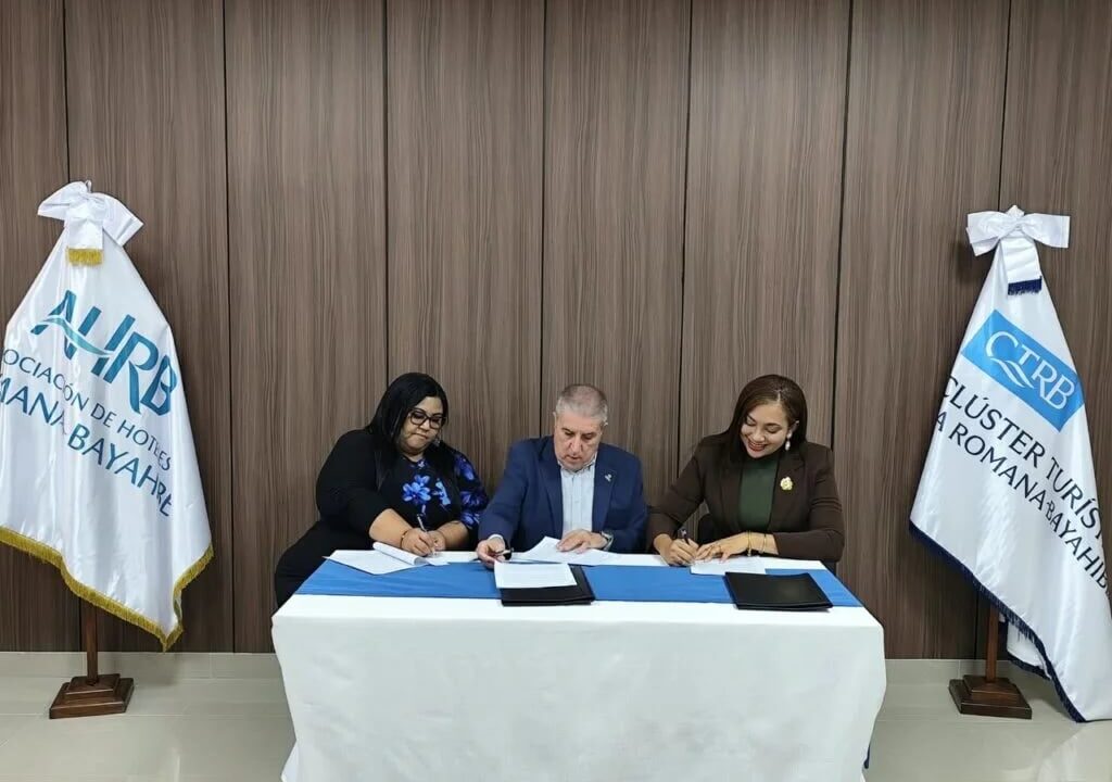 AHRB y CTRB firman acuerdos con SODOMEDI para fortalecer medios en La Romana