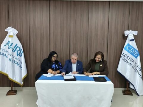 AHRB y CTRB firman acuerdos con SODOMEDI para fortalecer medios en La Romana