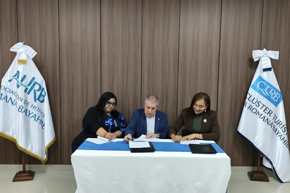 AHRB y CTRB firman acuerdos con SODOMEDI para fortalecer medios en La Romana