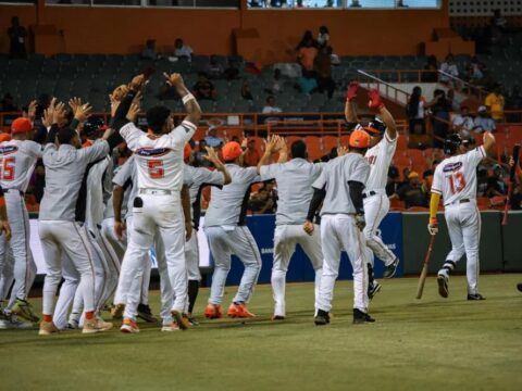Toros remontan y vencen a Águilas con tres jonrones