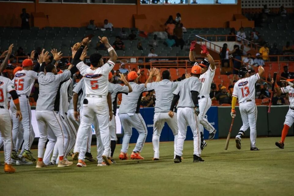 Toros remontan y vencen a Águilas con tres jonrones