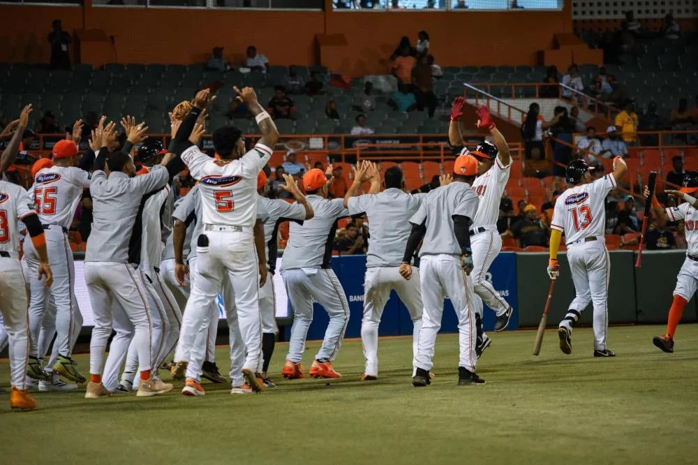 Toros remontan y vencen a Águilas con tres jonrones