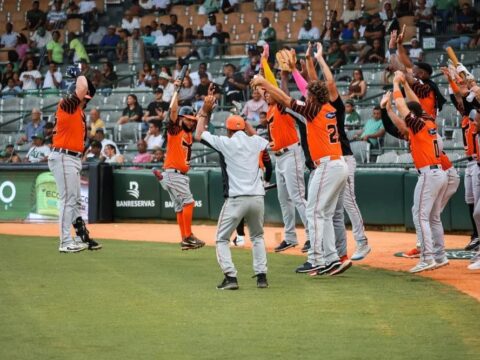 Toros vencen a las Estrellas con dos cuadrangulares