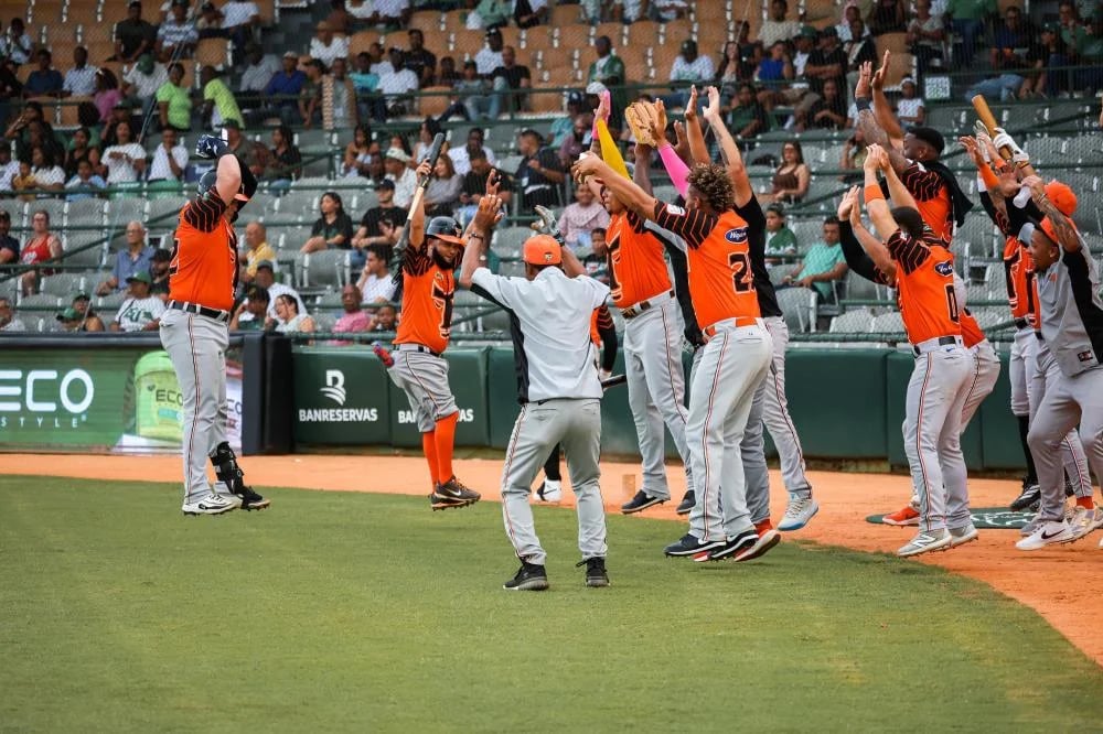 Toros vencen a las Estrellas con dos cuadrangulares