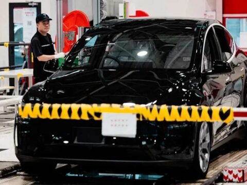 China propone prohibir manetas ocultas y pantallas flexibles en automóviles