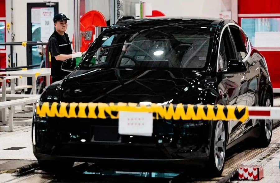 China propone prohibir manetas ocultas y pantallas flexibles en automóviles