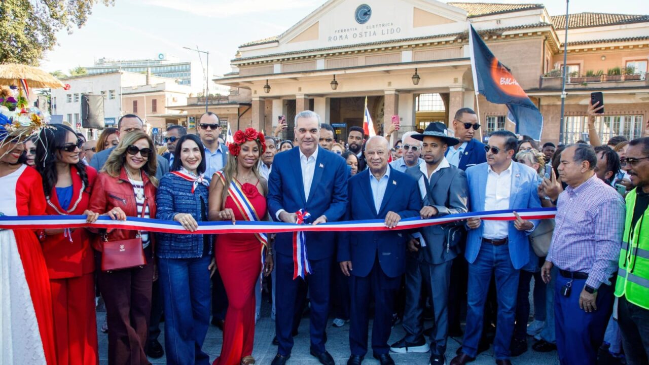 Luis-Abinader-y-Raquel-Arbaje-junto-a-personalidades-al-inaugurar-parada-dominicana-en-Roma-Foto-Direccion-de-Comunicaci