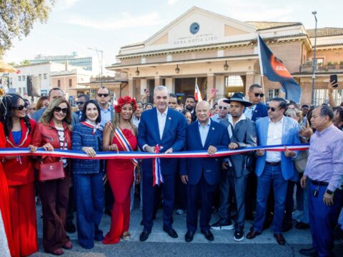 Luis-Abinader-y-Raquel-Arbaje-junto-a-personalidades-al-inaugurar-parada-dominicana-en-Roma-Foto-Direccion-de-Comunicaci