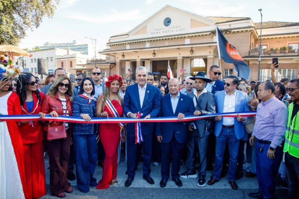 Luis-Abinader-y-Raquel-Arbaje-junto-a-personalidades-al-inaugurar-parada-dominicana-en-Roma-Foto-Direccion-de-Comunicaci