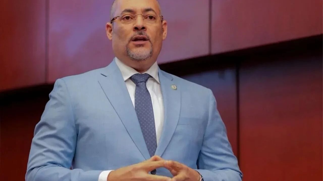 Senador de La Romana pide distribuir fondos anticorrupción en todo el país