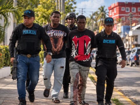 Dos hombres buscados se entregan en Verón-Punta Cana por temor al DICRIM