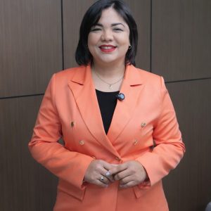 Jurista dominicana destaca en escenario internacional el valor del servicio público para transformar vidas