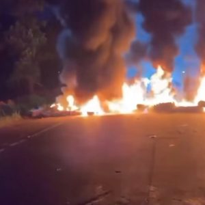 Comunitarios bloquean la Autopista del Nordeste en reclamo por terminación de carretera en Monte Plata