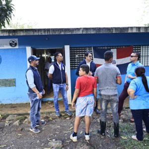Dr. Julio Landrón supervisa labores de limpieza en Centro de Atención Primaria La Yagua en Gaspar Hernández