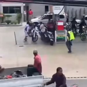 Menores protagonizan lluvia de piedras en estación de combustibles