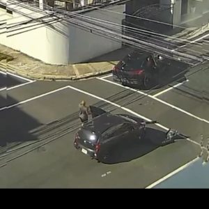 SALVAJISMO VIAL: Conductor de Mercedes Benz agrede brutalmente a joven y huye en El Millón