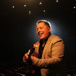 Astor Torres consolida su identidad artística con el lanzamiento de su canción “Decidido”