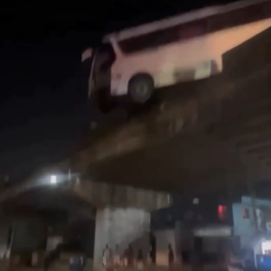Autobús queda al borde del puente en la 6 de Noviembre y evita una tragedia