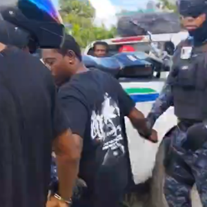 Policía realiza operativo en Villa Hermosa y detiene a varias personas