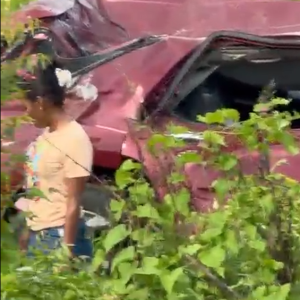 Aparatoso accidente en la Av. Francisco Alberto Caamaño Deñó deja vehículo destruido