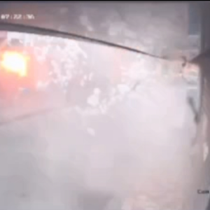 Cámara capta explosión de cilindro de gas en Guaricano