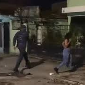 Coronel de la Policía es captado agrediendo a una joven en plena vía pública