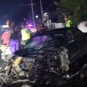 Accidente entre carro y guagua involucra grupo de gagá en Villa Hermosa