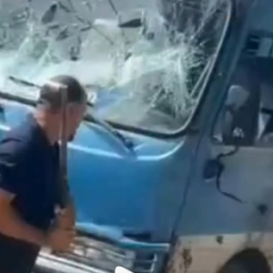 Fuerte enfrentamiento entre choferes termina con cristales rotos