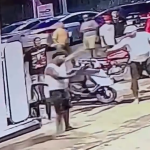 Hombre permanece en estado crítico tras resultar herido de bala en estación de combustible