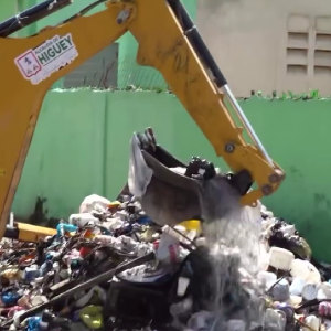 Alcaldesa Karina Aristy encabeza operativo de limpieza en el arroyo Caguero