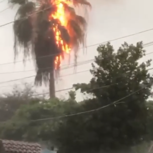 Rayo provoca incendio en vivienda de Barranca, La Vega, durante fuertes tormentas