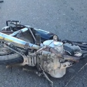 Fallece hombre tras colisión entre motocicleta y camión