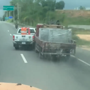 Video capta persecución de agente de DIGESETT a camión en plena vía