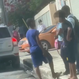 Padres temen por seguridad ante presencia de menores con armas blancas frente a escuela en Verón