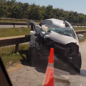 Aparatoso accidente en la Autovía del Coral deja vehículo totalmente destruido
