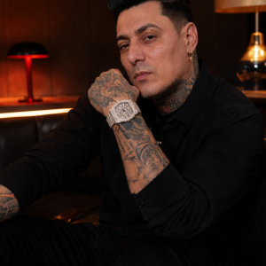 El artista cubano Tiko Leny se une a la estrella urbana Quimico Ultra Mega en su nuevo sencillo "En Un Penthouse En Miami" ​Respaldado por la empresa número uno de manejo artístico en la República Dominicana, el cantautor estrena una colaboración que promete convertirse en un hit internacional.
