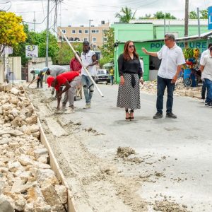 Alcaldesa Karina Aristy supervisa reconstrucción de aceras y contenes en Chilo Poueriet
