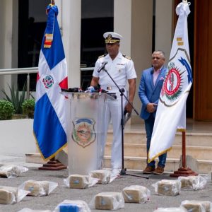 DNCD ocupa 1,743 paquetes de presunta marihuana y cocaína frente a las costas de Baní
