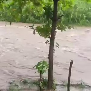 Reportan crecida de río en Baní tras fuertes lluvias