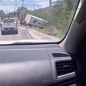 Aparatoso accidente en Loma Miranda: camión tanquero se vuelca en la Autopista Duarte